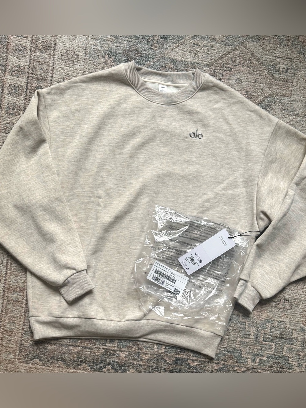 ALO NWT Yoga Accolade oatmeal heather M Crewneck Sweatshirt sold out on line!